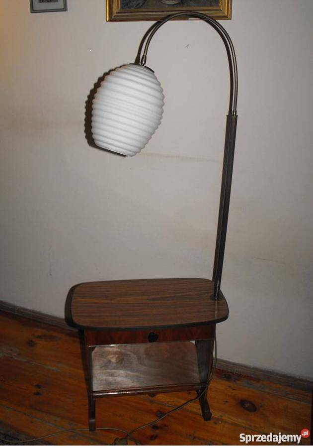 Lampa podłogowa ze stolikiemgazetnikiem na Skierniewice