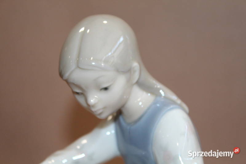 Figurka NAO Lladro dziewczynka zakładająca but Szczecin