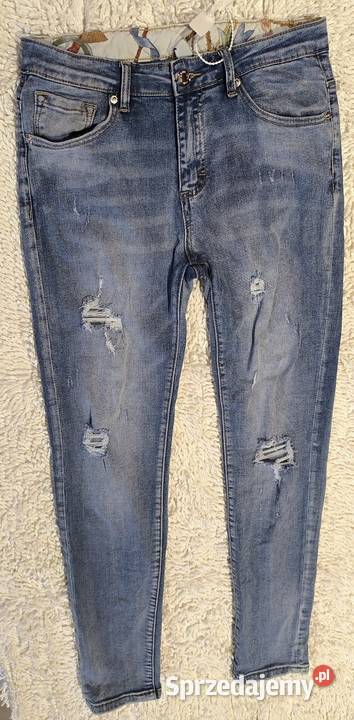 Jeansy dziurami