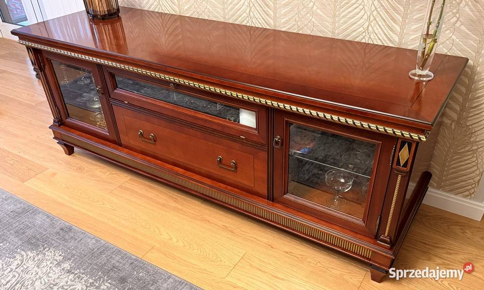Stylowa szafka RTV z przeszkloną witryną Komody
