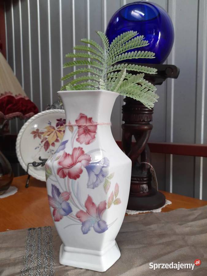 biały wazon w kwiaty Mielnica Duża