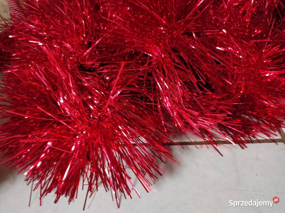 długi czerwony błyszczący łańcuch choinkowy na czerwony