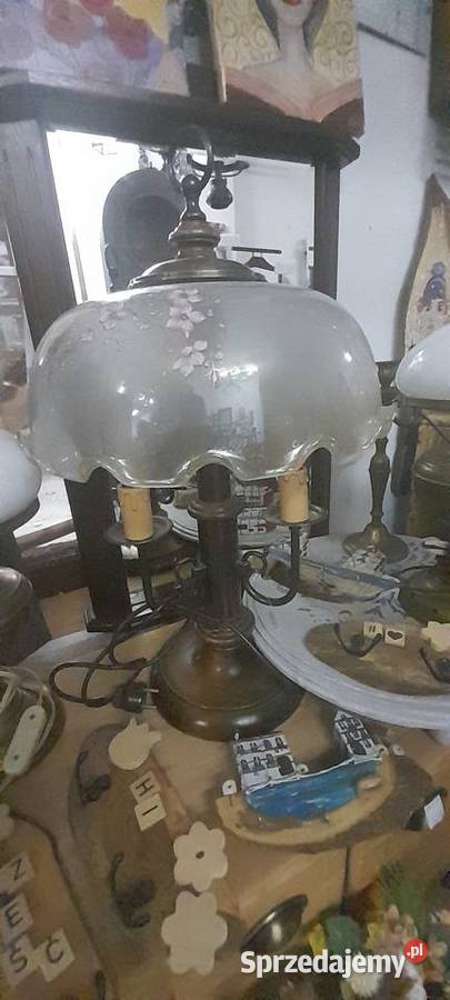 Lampa na komodę