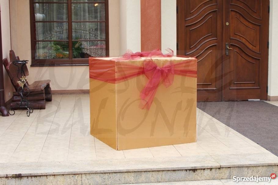 Prezent z balonami helowymi pudło niespodzianka