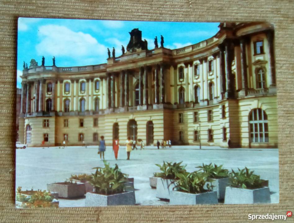 BUDYNEK STAREJ BIBLOTEKI W BERLINIE W DZIELNICY Piszczac