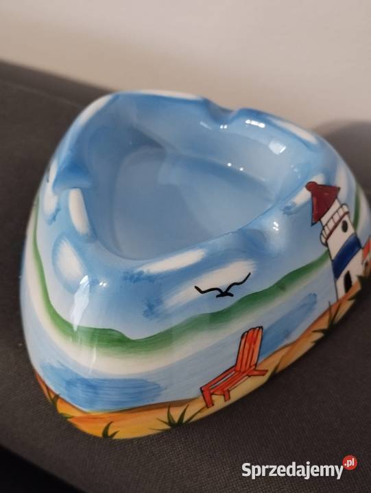 Ceramiczna popielniczka z ładnym motywem morskim