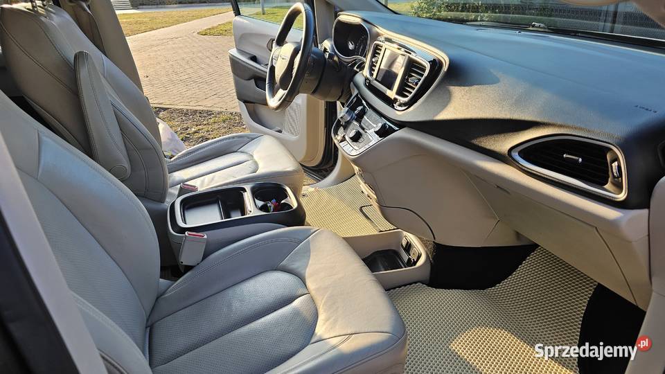 Chrysler Pacifica 2018 Touring L 36 7 osób Wrocław
