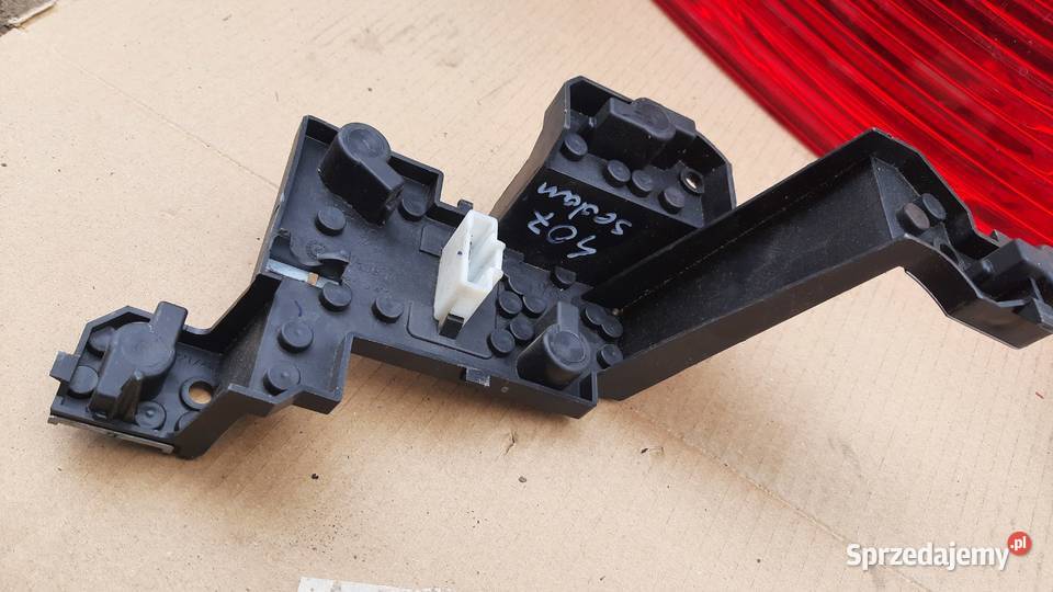 wkład lampy PEUGEOT 407 sedan lewy tył gniazdo lewe Dębno sprzedam