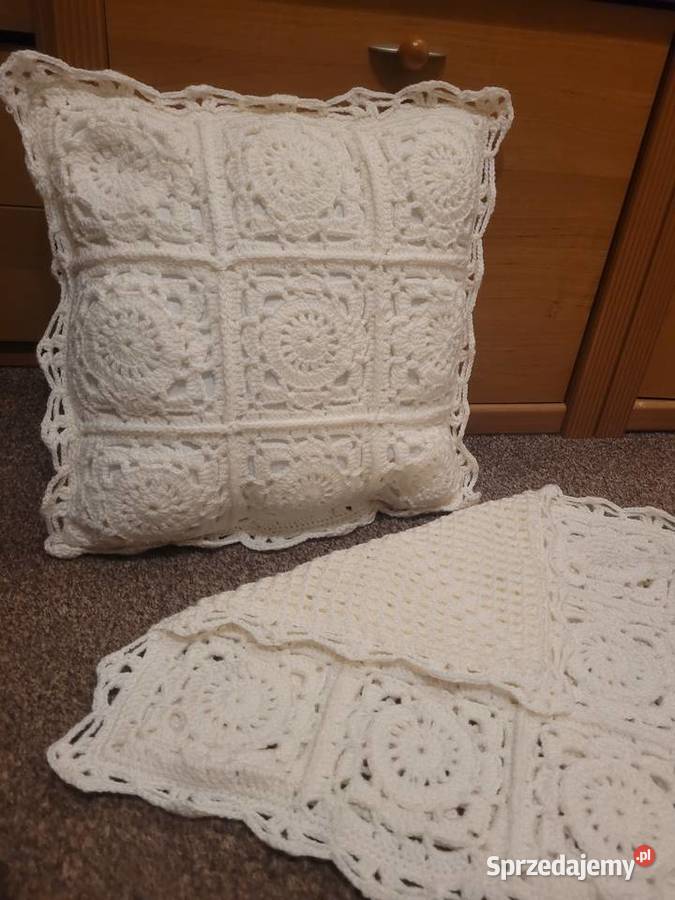 Poduszki wykonane na szydełku rozmiar 30 na 40 Mrocza