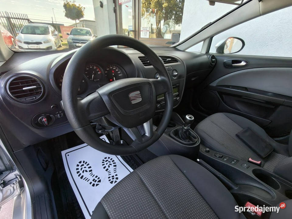 Seat Leon FL klima niski przebieg elszyby Isofix srebrny śląskie