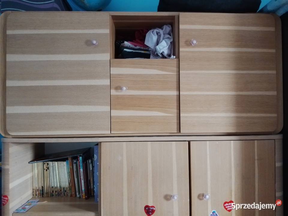 Szafa z półkami i drążkiem na ubrania wielkopolskie