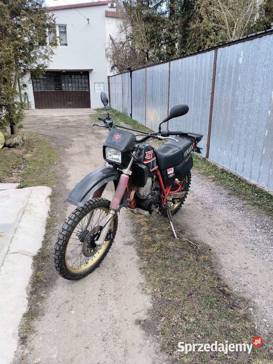 Yamaha XT600 na chodzie z papierami do Halinów