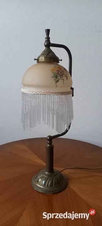 Ładna lampka z mosiądzu w romantycznym stylu