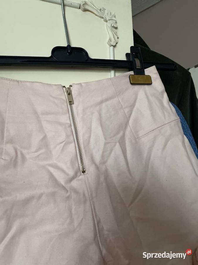 Szorty Bershka pudrowy róż jasny z zamkami zamek żółty/złoty