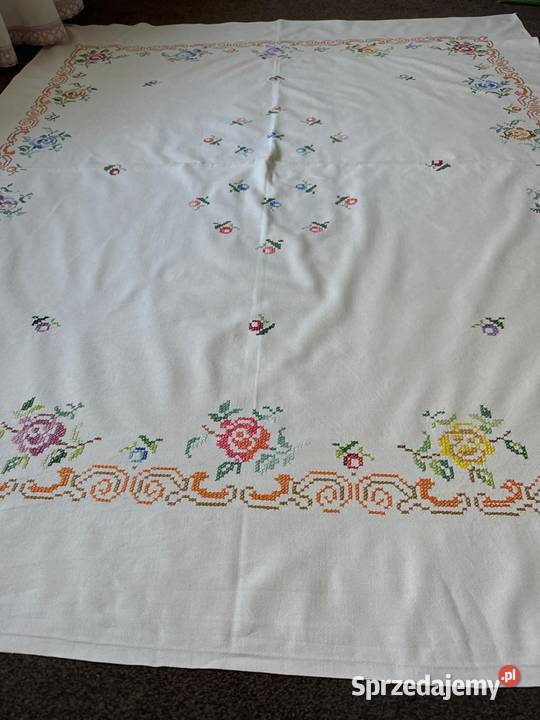 obrus ręcznie haftowany róże rękodzieło