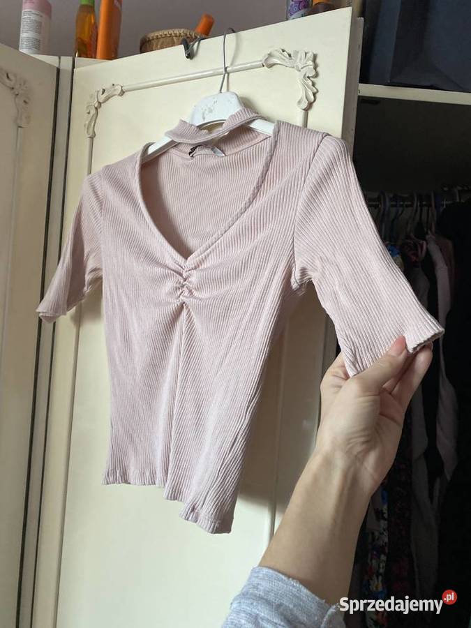 Bluzka top Stradivarius z chokerem prążkowana w Stradivarius Kraków sprzedam