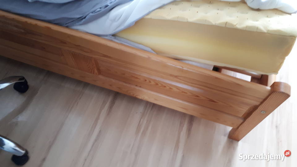 Łóżko drewniane wraz z materacem