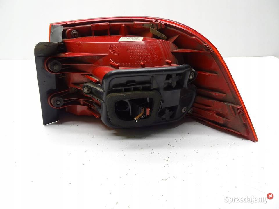 LAMPA LEWA LEWY TYŁ TYLNA W BŁOTNIK VW PASSAT B7