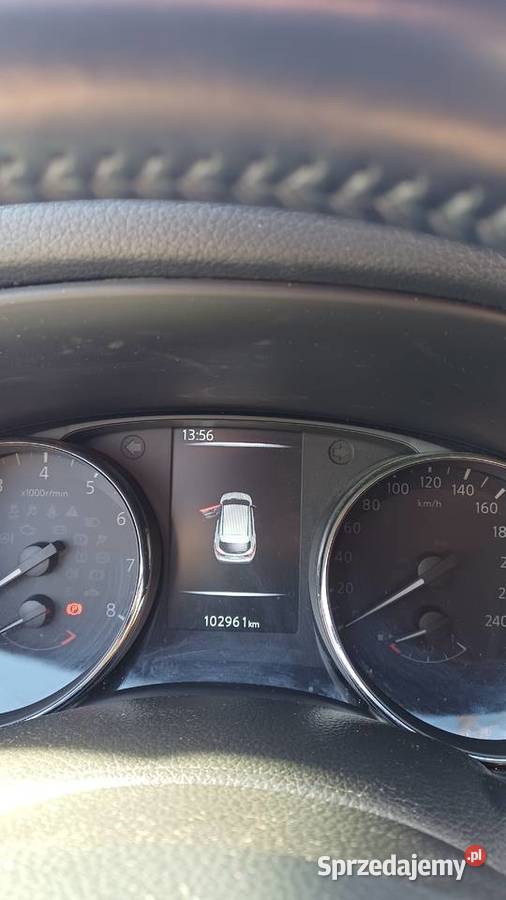 Perłowy Nissan Qashqai że szklanym dachem Kraków
