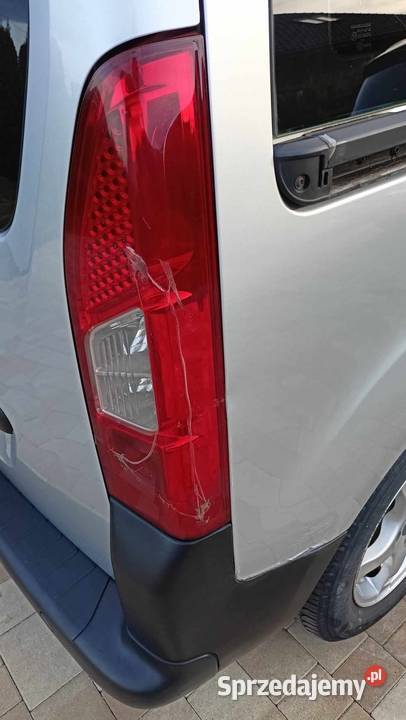 Lampa TYŁ BERLINGO PARTNER 0812 klapa prawa prawe Rybarzowice