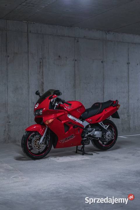 Honda VFR 800 FI Interceptor wystrojona na Power Honda