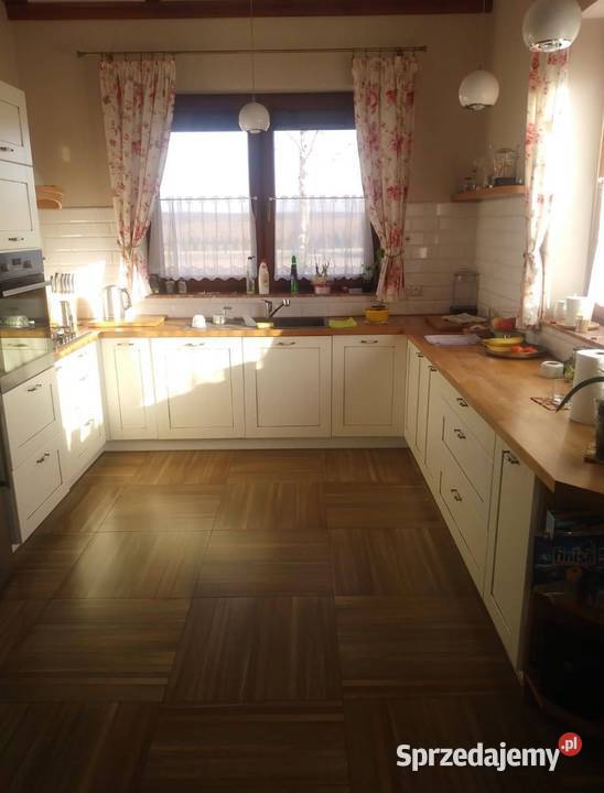 Dom z garażem wolnostojącym dwustanowiskowym i do zamieszkania Biskupie-Kolonia