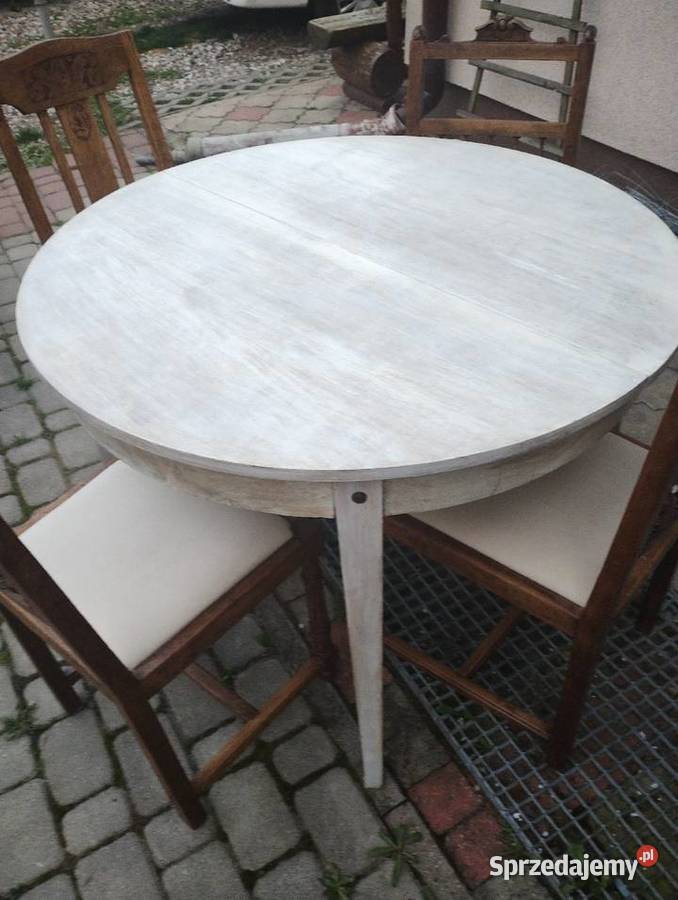 Stół rozkładany + cztery krzesła.