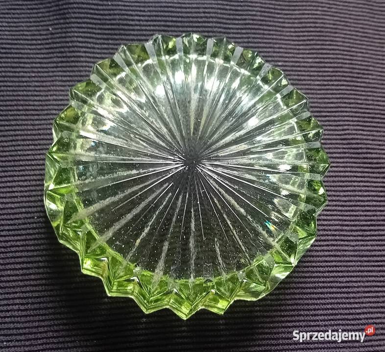 Szklana popielniczka w kolorze zieleni uranowej Koźminek sprzedam
