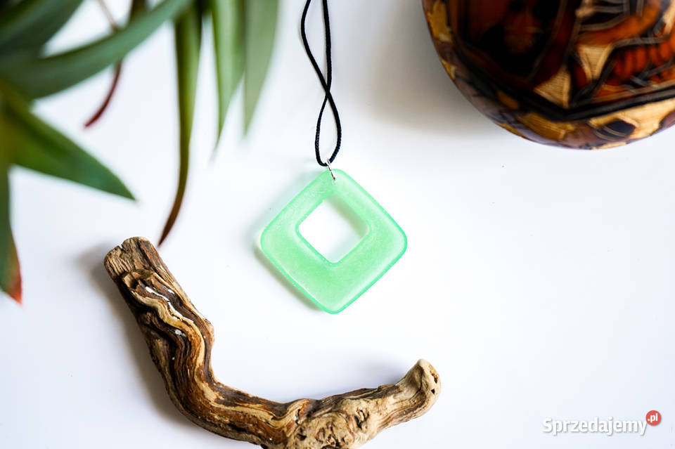 Duży zielony wisiorek świecący w ciemności i w Warszawa