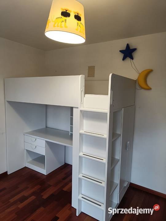 Piękne łózko na antresoli z biurkiem szafą