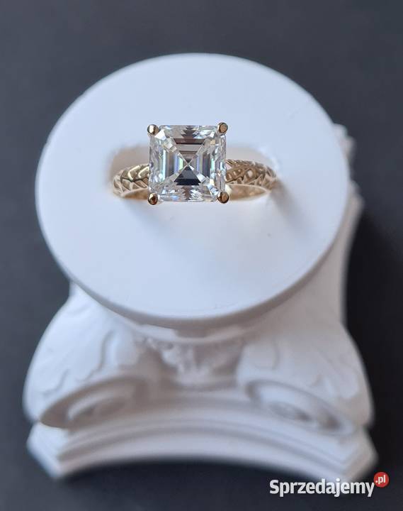 Złoty pierścionek z moissanitem 275ct R17