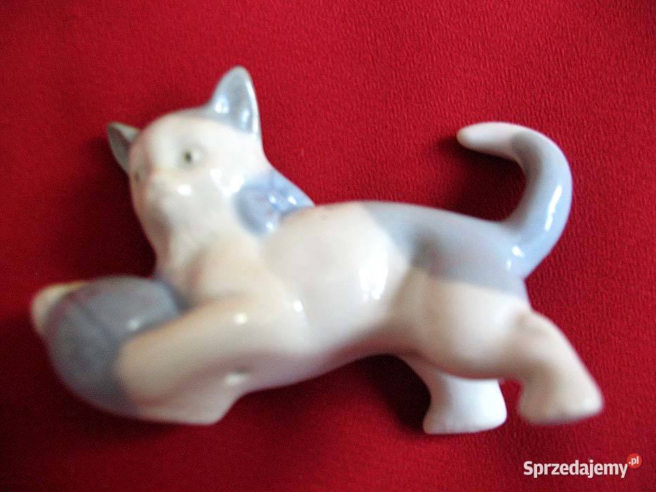 Kot kotek z piłką figurka stara porcelana 4 x 6 biały Siedlce