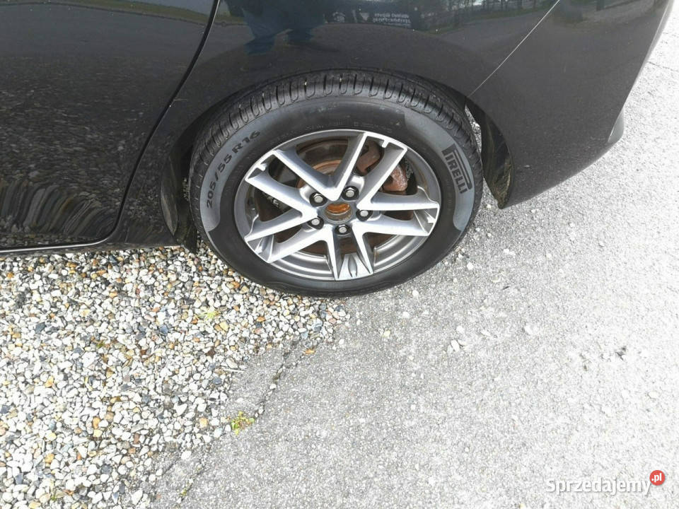 Toyota Auris II 2012 1600cm3 Sadlno