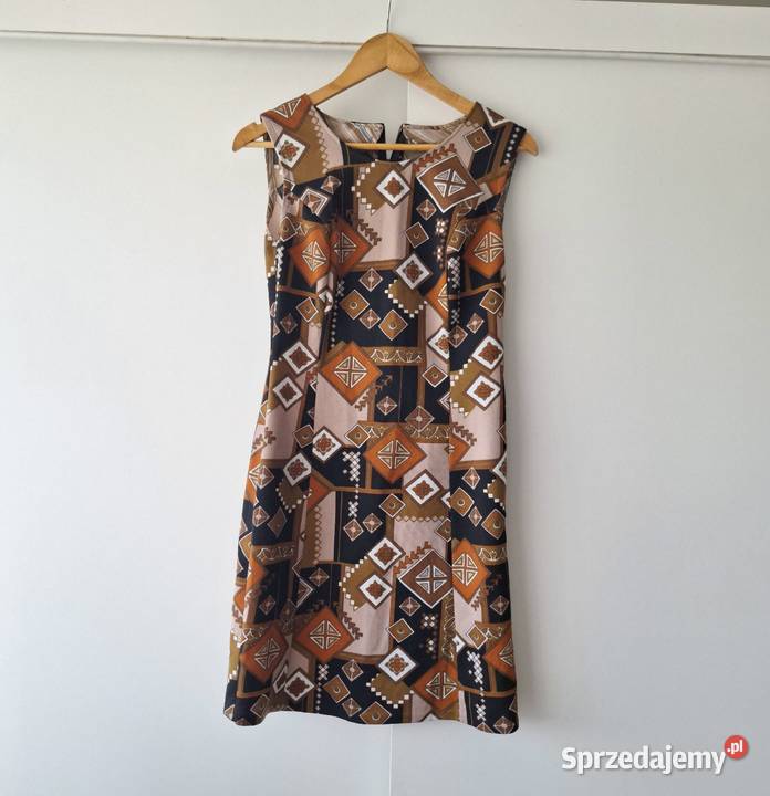 Wzorzysta jesienna sukienka w symetryczne wzory Kraków