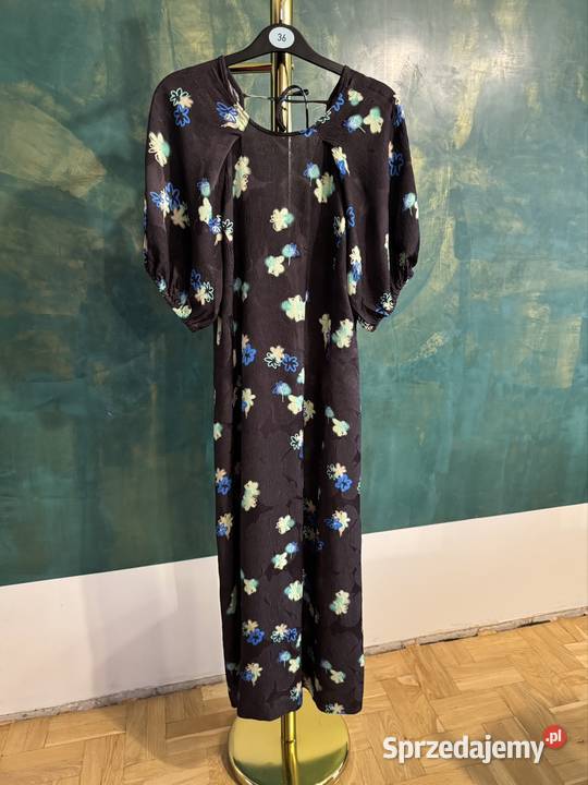 Sukienka Bimba y Lola s czarna w kwiaty na zamek Częstochowa