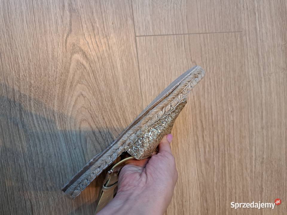 Złote espadryle na koturnie z brokatem i paskiem Trąbki Wielkie