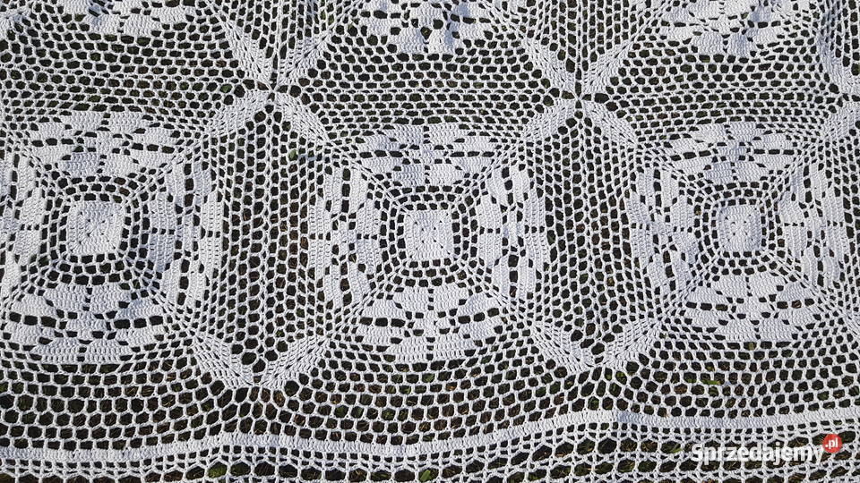 Duży obrus robiony na szydełku