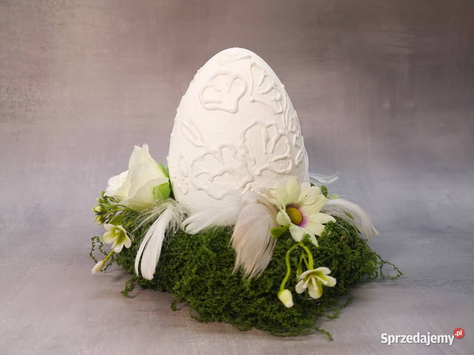 Białe jajko dekoracyjne na podstawie z mchu Kielce