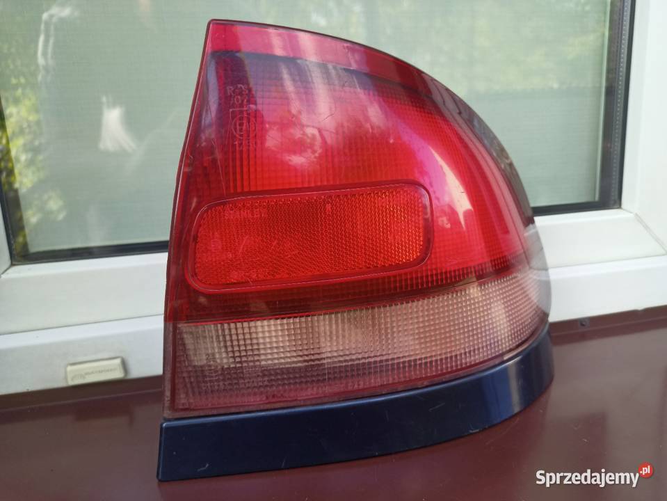 Mazda 626 IV GE liftback lampa tył tylna prawa w osobowe Lampy tylne Sieradz sprzedam