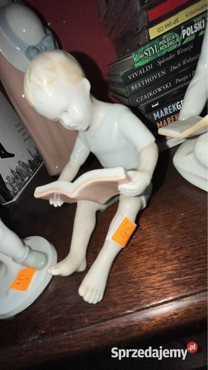 Figurka porcelanowa małego chłopca w niebieskim Porcelana i szkło Gdańsk