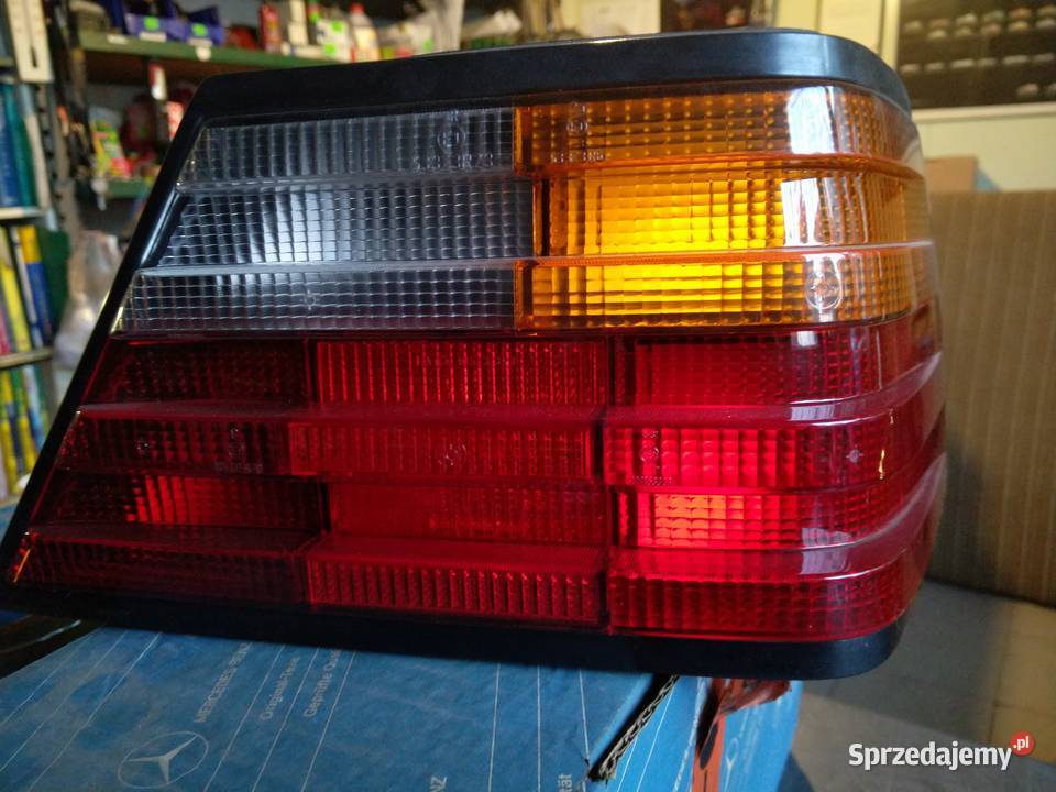 Mercedes W124 tylna prawa oryginalna lampa osobowe Przeźmierowo