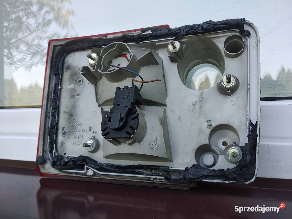 Audi A6 C4 lampa tył tylna prawa w klapę Sieradz