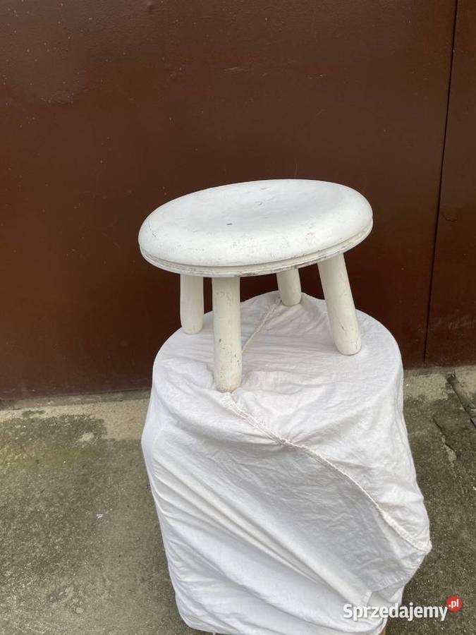 mały drewniany taboret