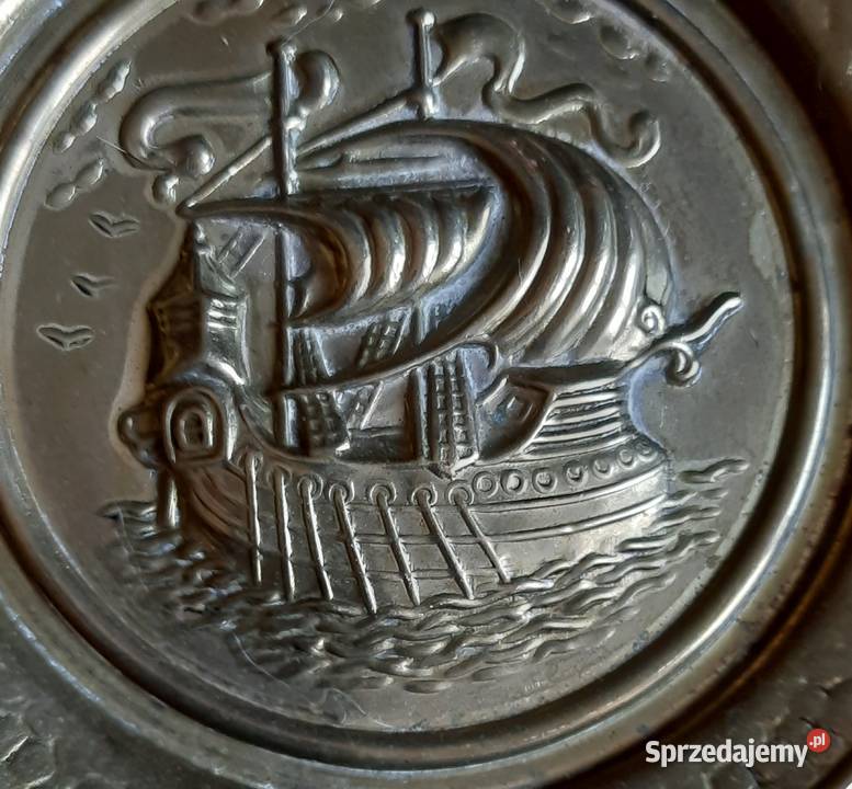 Mosiężny talerz dekoracyjny z motywem żaglowca Morąg