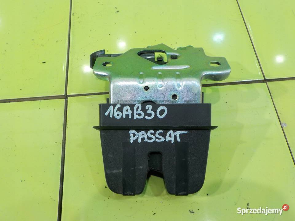 VW PASSAT B8 19r SEDAN 4D zamek klapy tyl