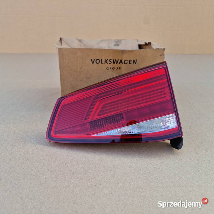 VW PASSAT B8 KOMBI LAMPA PRAWA TYLNA W KLAPĘ osobowe Bieleń