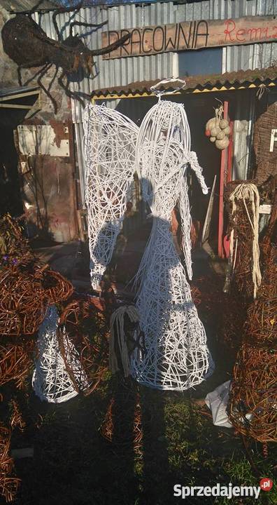 Duży anioł z wikliny