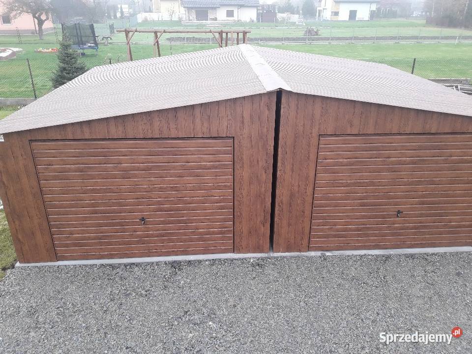 Garaż w kolorze Złoty Dąb z zadaszeniem obok Łask