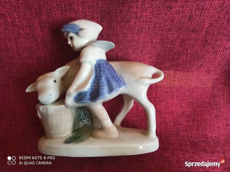 Figurka dziewczynka z krówką