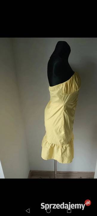 Piękna Sukienka z baskinką wyeksponowane plecy